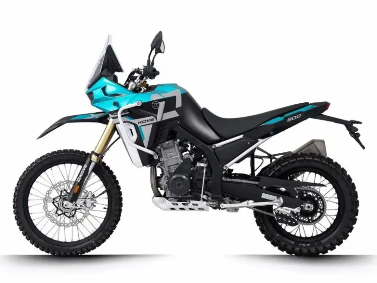Kove 800X Rally Motorrad in Seitenansicht mit Offroad-Bereifung und schlankem Rallye-Design.