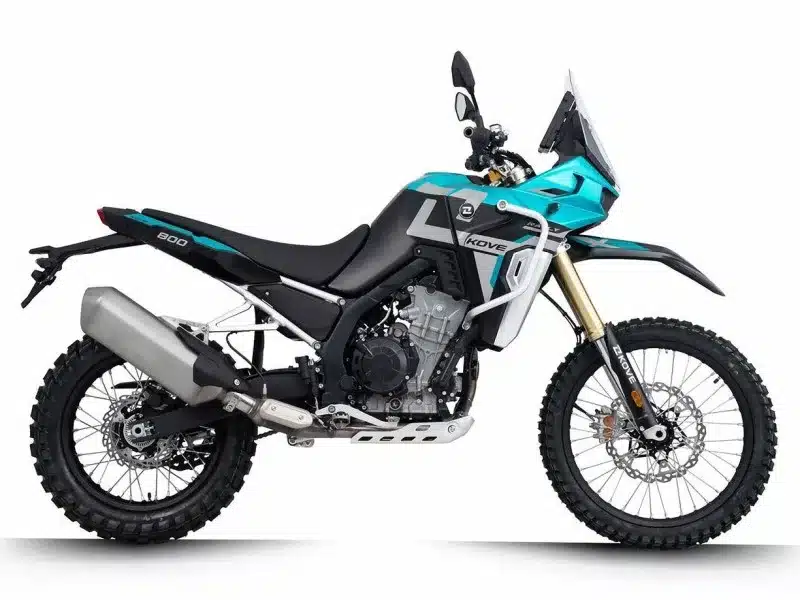 Kove 800X Rally Motorrad in türkis-schwarz, Enduro-Bike mit Offroad-Ausstattung, Seitenansicht
