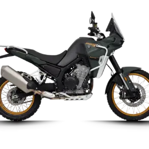 Kove 800X Touring Adventure-Bike in Seitenansicht mit goldenen Felgen und Ausrüstung