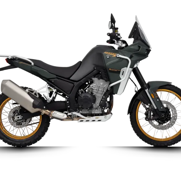 Kove 800X Touring Adventure-Bike in Seitenansicht mit goldenen Felgen und Ausrüstung