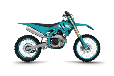 Kove MX450 Motocross-Motorrad in türkis, Seitenansicht auf weißem Hintergrund