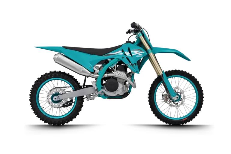 Kove MX450 Motocross-Motorrad in türkis, Seitenansicht auf weißem Hintergrund