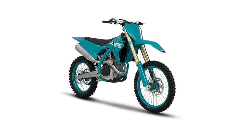 Kove MX450 2024: Leichtes 450ccm-Motocross-Bike in türkisblauer Lackierung, Seitenansicht.