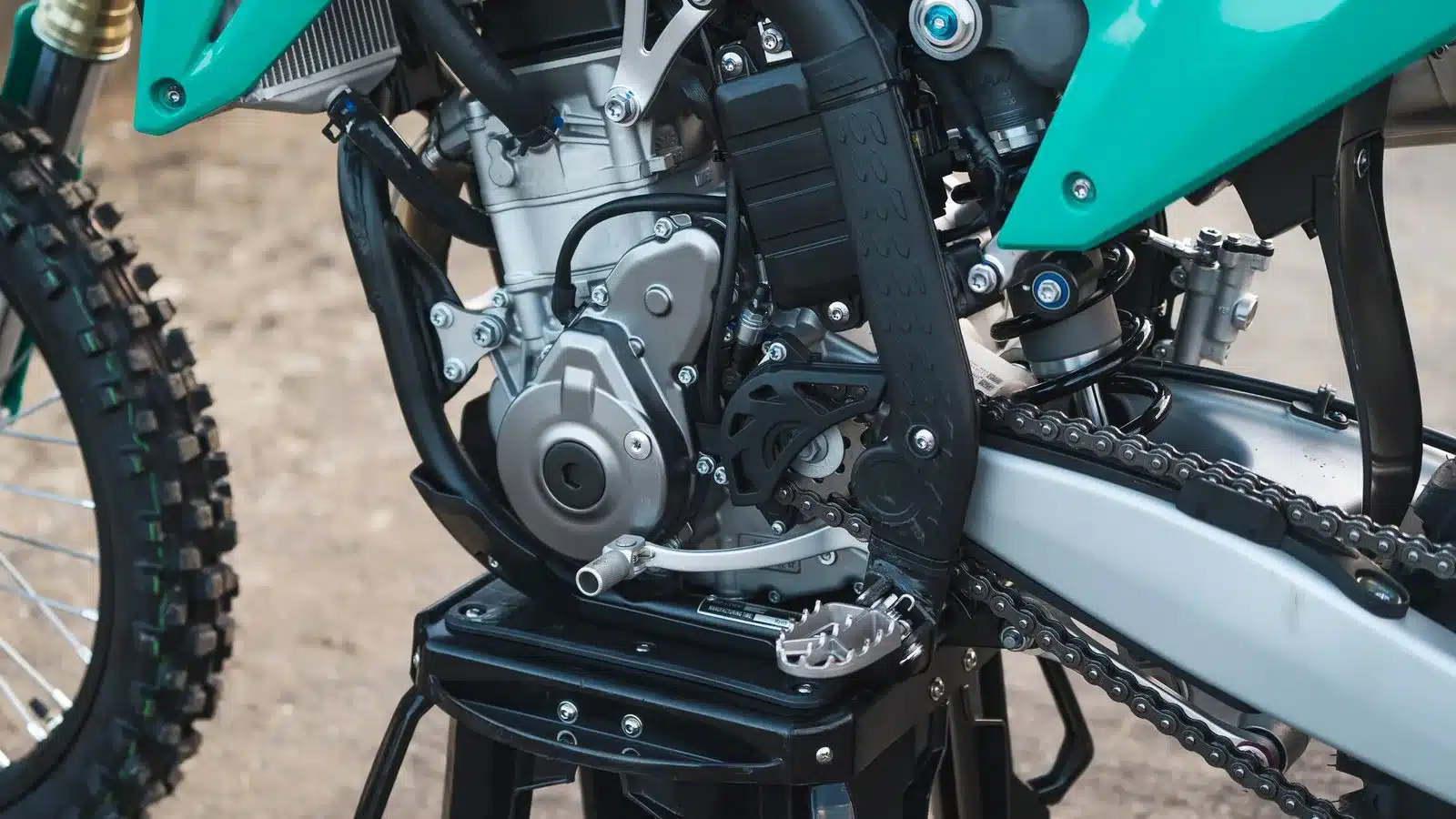 Detailaufnahme des Motors und hinteren Fahrwerks der Kove MX450 Motocross-Maschine