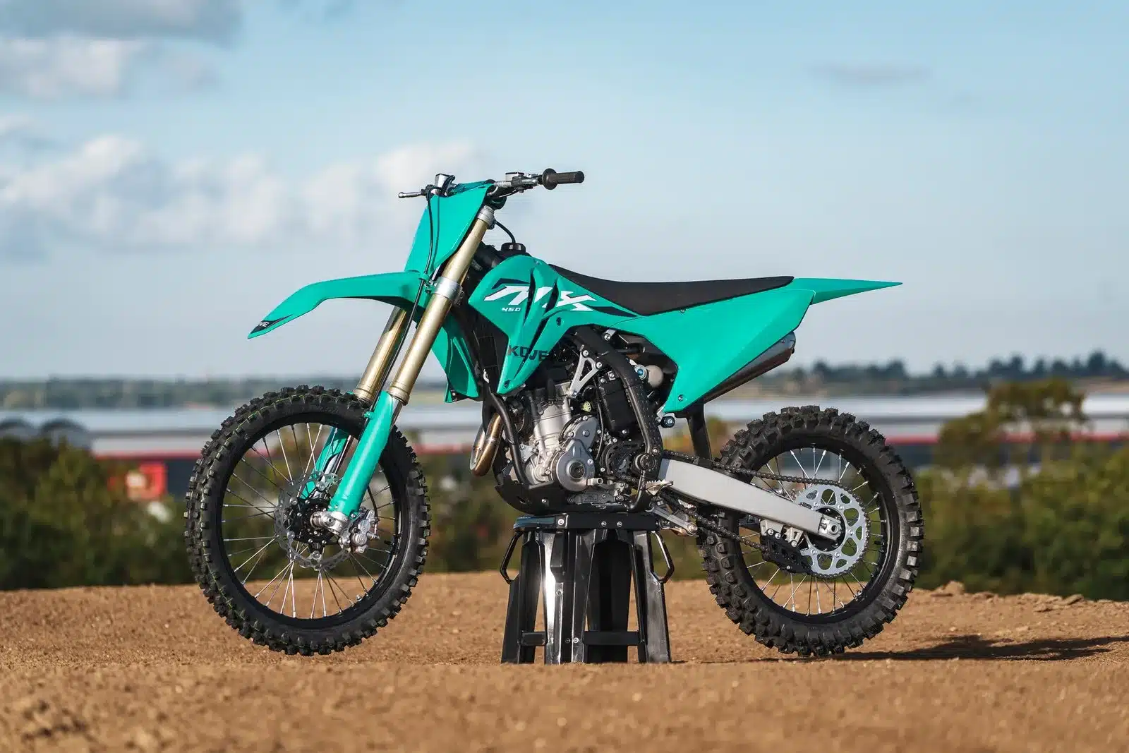 Die Kove MX450 Motocross-Maschine im Seitprofil auf einer Offroad-Strecke