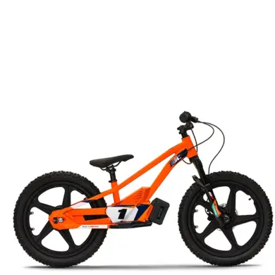 Seitenansicht der KTM SX-E 1.20, ein orangefarbenes elektrisches Balance-Bike für Kinder mit schwarzen Details und KTM-Grafik