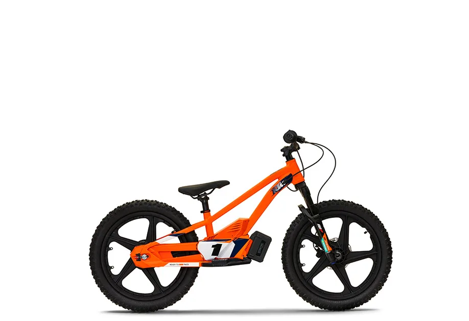 Seitenansicht der KTM SX-E 1.20, ein orangefarbenes elektrisches Balance-Bike für Kinder mit schwarzen Details und KTM-Grafik