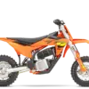 Seitenansicht einer KTM SX-E 3 2025, orangefarbenes elektrisches Kinder-Motocross-Motorrad auf weißem Hintergrund