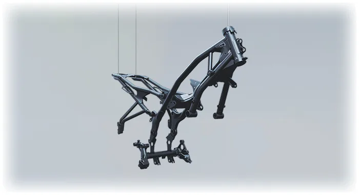 Rahmen der Royal Enfield Himalayan 452, freigelegt und aufgehängt vor neutralem Hintergrund.