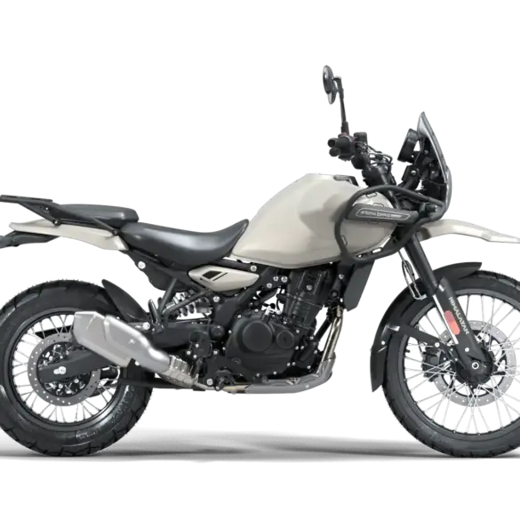 Royal Enfield Himalayan 452, Modell 2024, Kamet White, Seitenansicht, Adventure-Motorrad mit Speichenrädern und Zubehör.