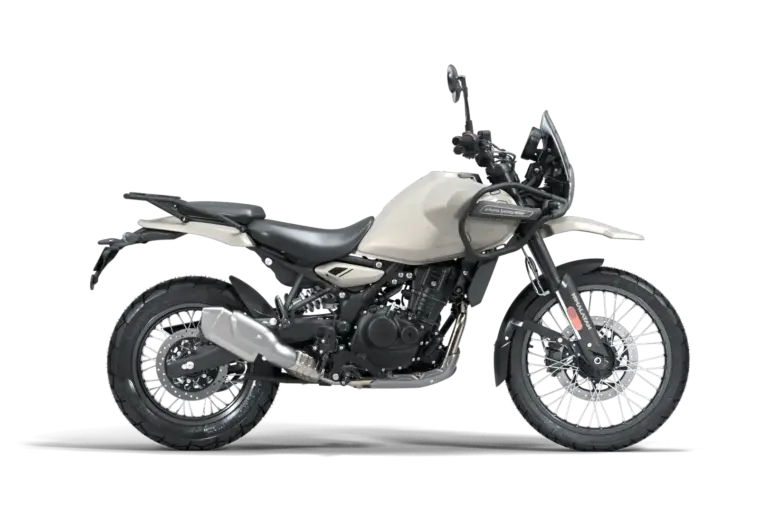 Royal Enfield Himalayan 452, Modell 2024, Kamet White, Seitenansicht, Adventure-Motorrad mit Speichenrädern und Zubehör.