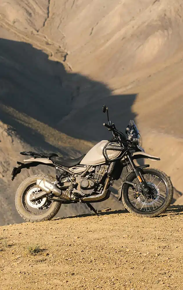 Royal Enfield Himalayan 452 auf einer staubigen Anhöhe vor Gebirgskulisse