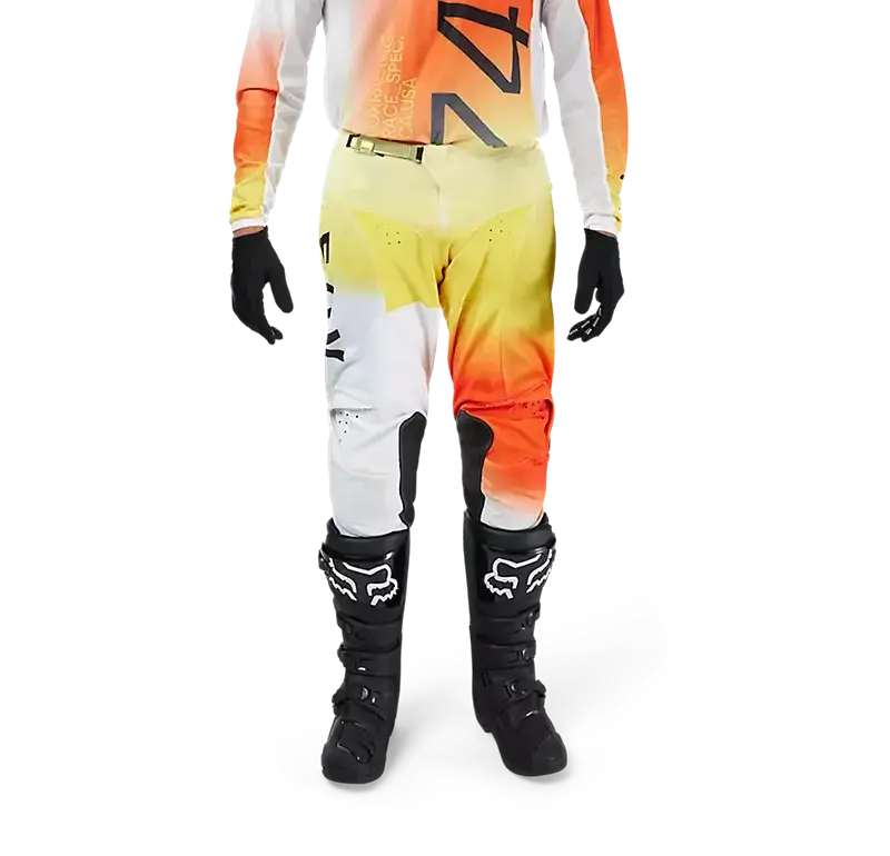 Motocrosshose Fox 180 Air Haze in Weiß-Gelb-Orange am Fahrer getragen, mit Knieeinsätzen aus Leder und Protektoren.