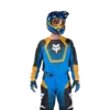 Motorradfahrer trägt das 180 Collect — Blue Set bestehend aus blauem Jersey, Hose, Handschuhen und Helm.