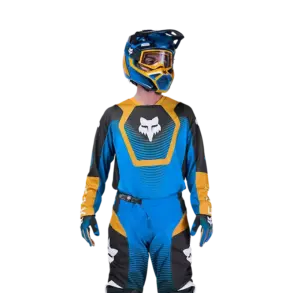 Motorradfahrer trägt das 180 Collect — Blue Set bestehend aus blauem Jersey, Hose, Handschuhen und Helm.