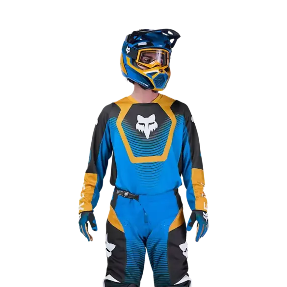Motorradfahrer trägt das 180 Collect — Blue Set bestehend aus blauem Jersey, Hose, Handschuhen und Helm.