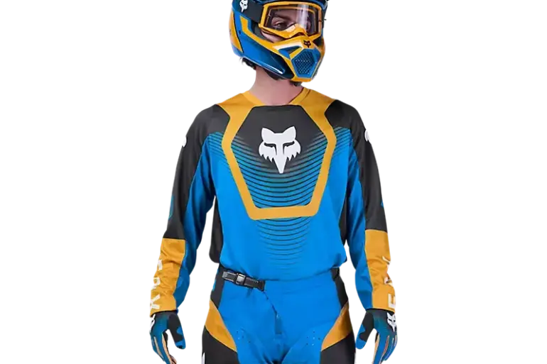 Motorradfahrer trägt das 180 Collect — Blue Set bestehend aus blauem Jersey, Hose, Handschuhen und Helm.