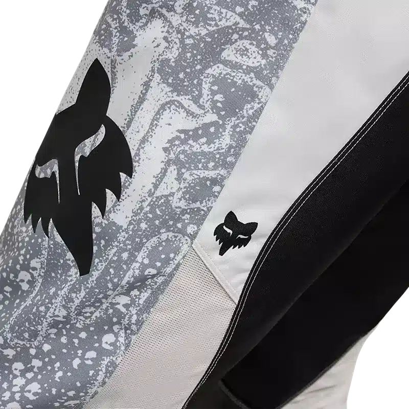 Detailfoto der weißen 180 DNGR-Motocrosshose von Haiden Deegan mit Fox Racing Logo