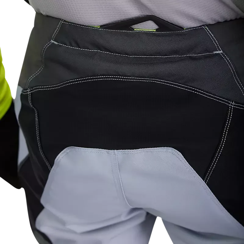 Rückansicht der 180 Flow Motocross-Hose mit sichtbaren Nähten und Materialkombination