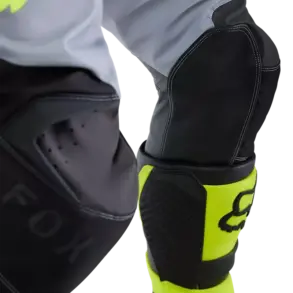 Kniebereich einer Motocross-Hose von Fox mit Lederbesatz und verstärkten Nähten, gelbe Stiefel im Bild