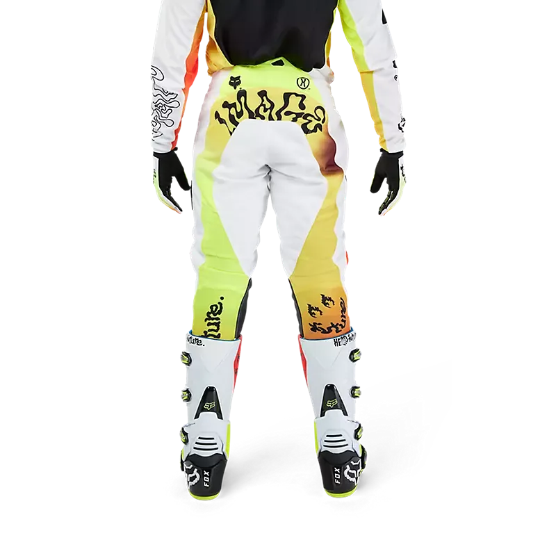 Motocross-Hose Fox 180 Hello Future von hinten getragen, mit bunten Grafiken und Schutzstiefeln.