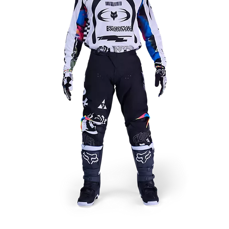 Motocross-Fahrer trägt die Fox 180 Image Cosmo Hose in Weiß/Schwarz mit Stiefeln, Handschuhen und Jersey.