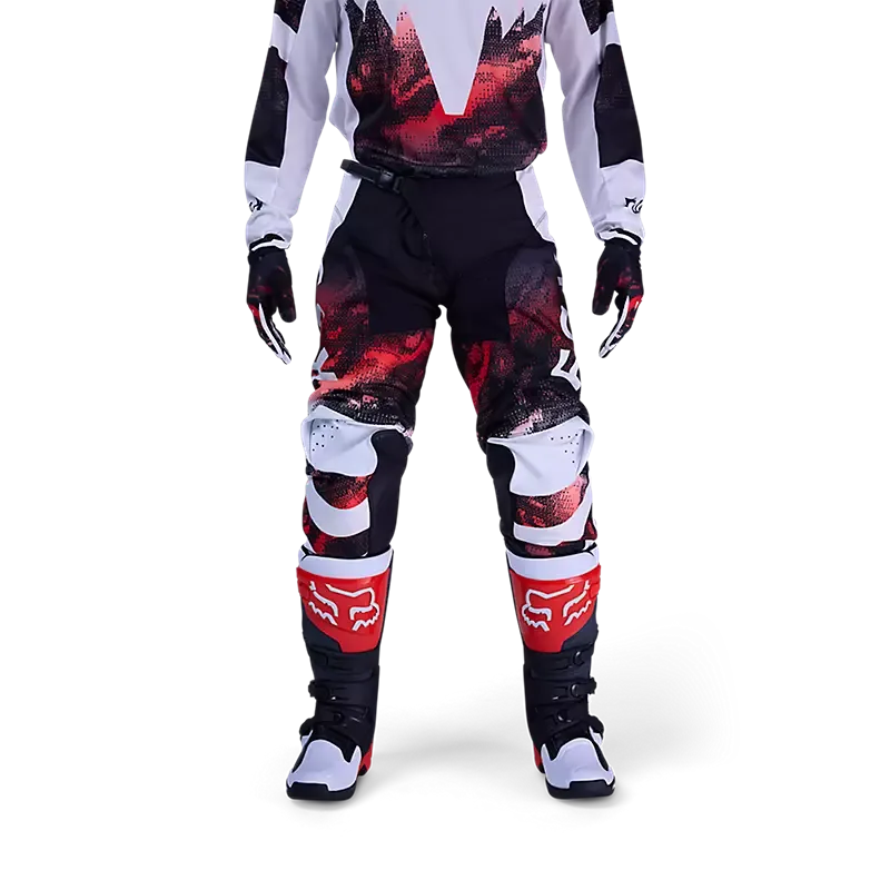 Motocross-Fahrer in Fox 180 Kairos Hose, mit rot-weißen Protektoren und sportlichem Design