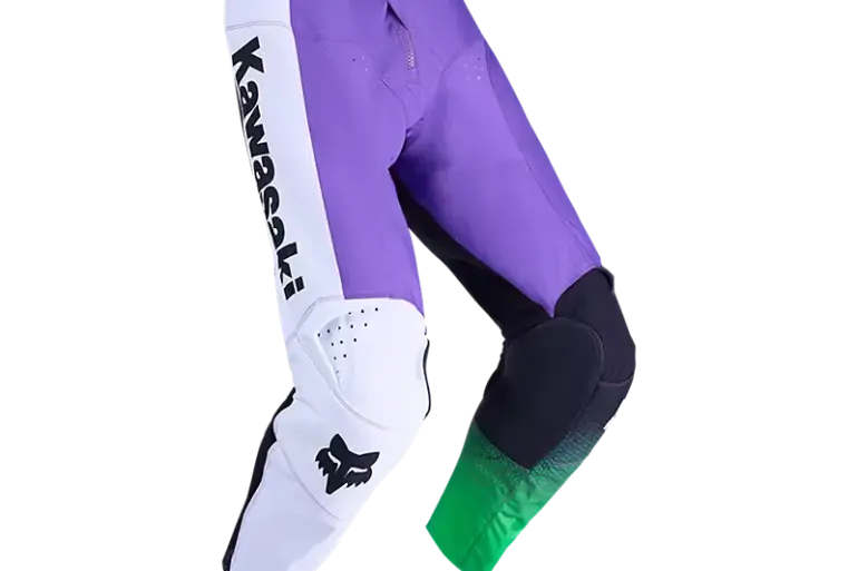 Motocross‑Hose in Lila und Weiß mit schwarzen und grünen Akzenten sowie Kawasaki‑Schriftzug, ausgelegt für hohe Belastbarkeit und Bewegungsfreiheit.