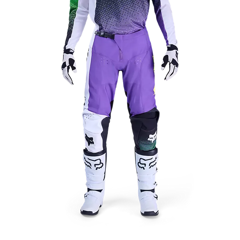 Motocross-Hose in Lila und Weiß an einer stehenden Person mit Protektoren und Stiefeln, Fokus auf Knie- und Stretchzonen