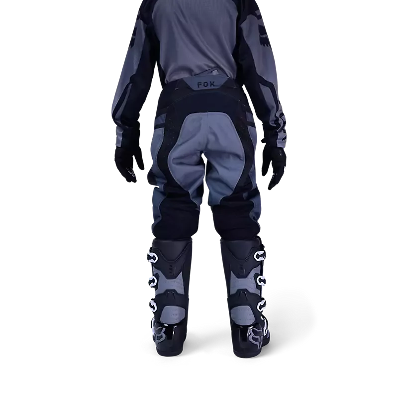 Jugendlicher mit schwarzer 180 Shield Motocross-Hose, Rückansicht, getragen mit Stiefeln und Oberteil.