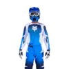 Motocross-Fahrer in vollständiger Schutzkleidung, Helm und blau-weißem Trikot