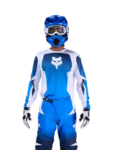 Motocross-Fahrer in vollständiger Schutzkleidung, Helm und blau-weißem Trikot
