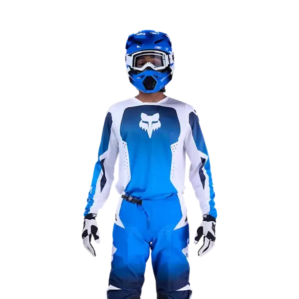 Motocross-Fahrer in vollständiger Schutzkleidung, Helm und blau-weißem Trikot