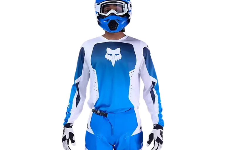 Motocross-Fahrer in vollständiger Schutzkleidung, Helm und blau-weißem Trikot