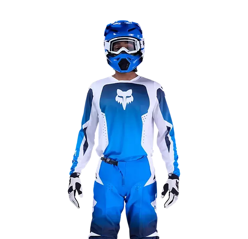 Motocross-Fahrer in vollständiger Schutzkleidung, Helm und blau-weißem Trikot