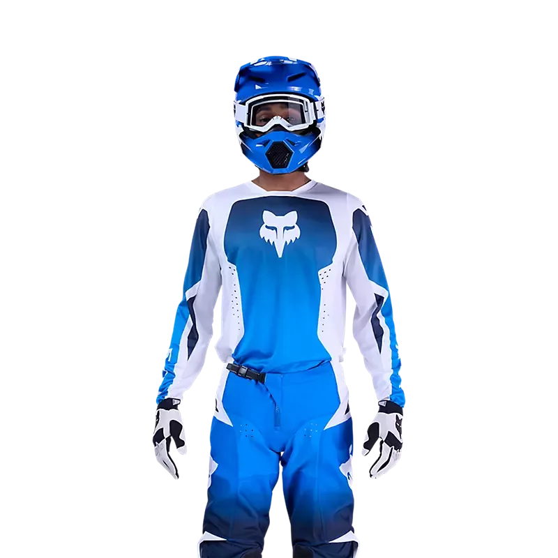 Motocross-Fahrer in vollständiger Schutzkleidung, Helm und blau-weißem Trikot