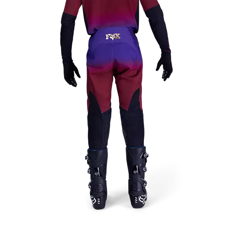 Motorradfahrer trägt die Fox Racing 360 Drip Hose in rostbraun, Rückansicht