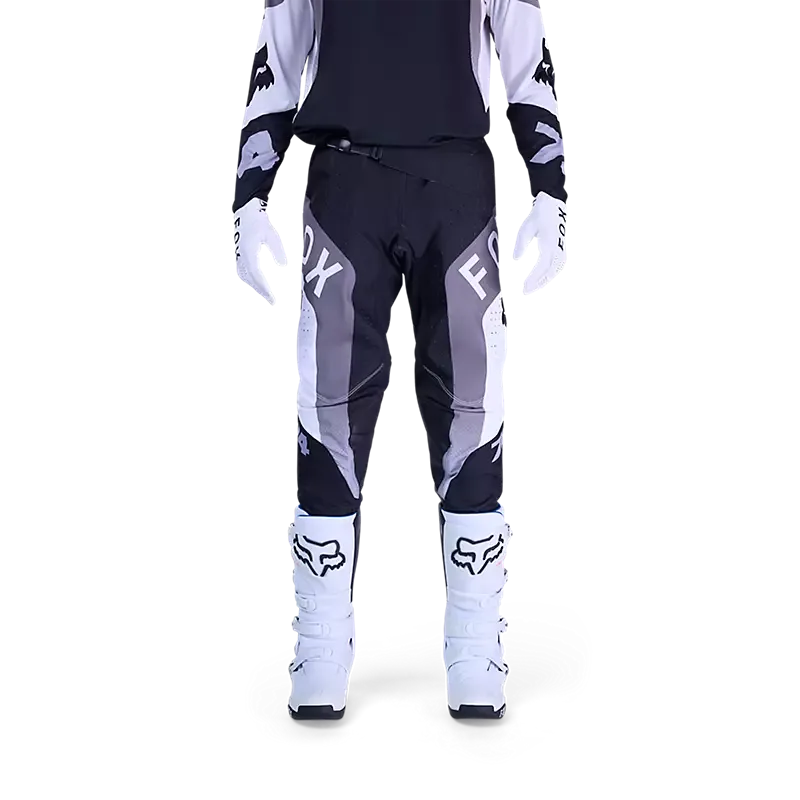 FOX 360 Tine Motocross-Hose in Schwarz an Modell mit Stiefeln und Handschuhen