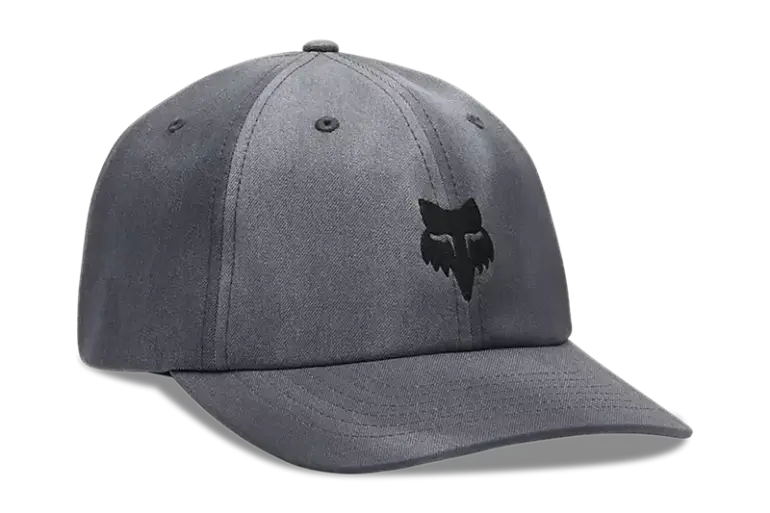 Zinngraue Fox-Kappe mit gesticktem Fox-Logo von vorne fotografiert.