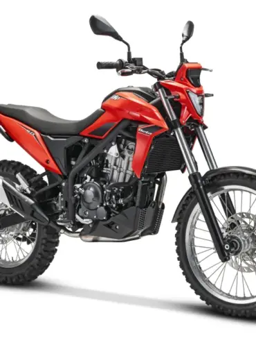 Beta Alp 4.0 in Rot, moderne Enduro mit LED-Scheinwerfer und Stollenreifen