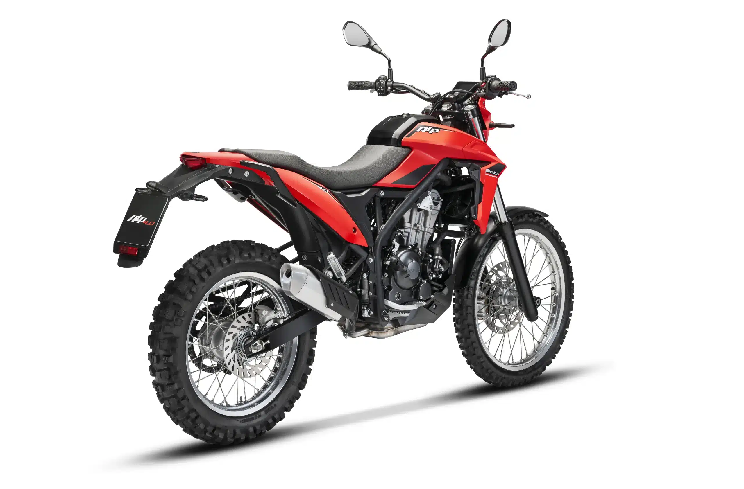 Beta Alp 4.0 Enduro-Motorrad in Rot, seitliche Heckansicht auf weißem Hintergrund.