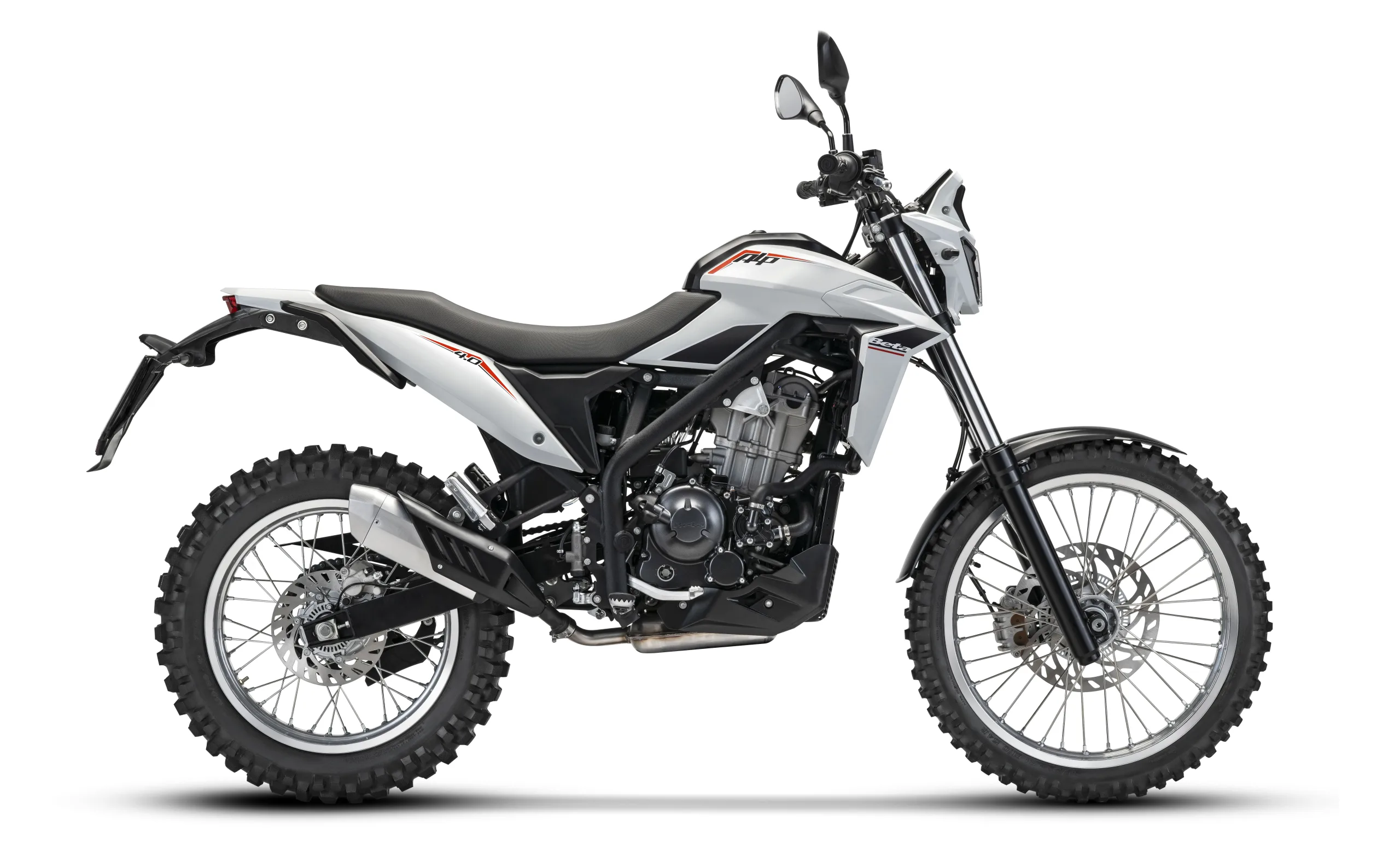 Beta Alp 4.0 Motorrad in Seitenansicht, weißes Modell mit grobstolligen Reifen und LED-Scheinwerfer.