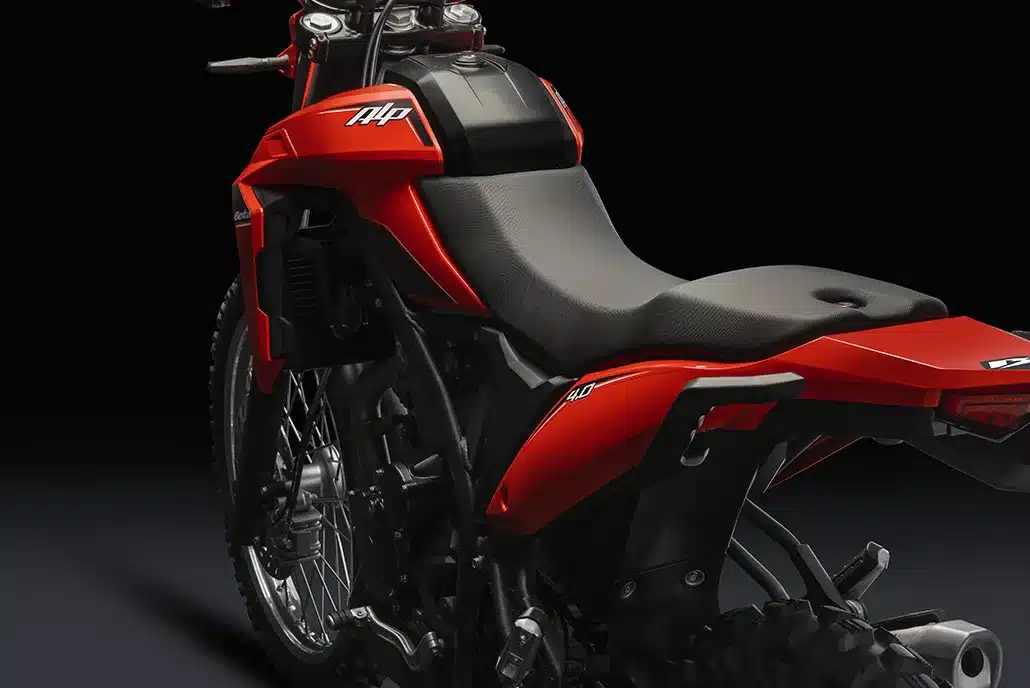 Detailansicht der Beta Alp 4.0, Sitzbank und Heck, betont das Enduro-Design.
