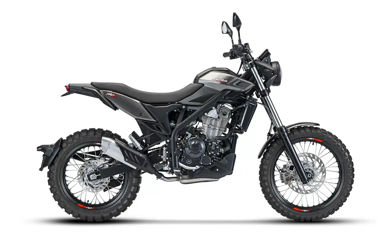 Seitenansicht der Beta Alp X, einem modernen Scrambler-Enduro-Motorrad mit schlankem Bodywork und Stollenreifen