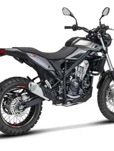 Beta Alp X Scrambler-Enduro-Motorrad mit modernen Offroad-Features in seitlicher Perspektive