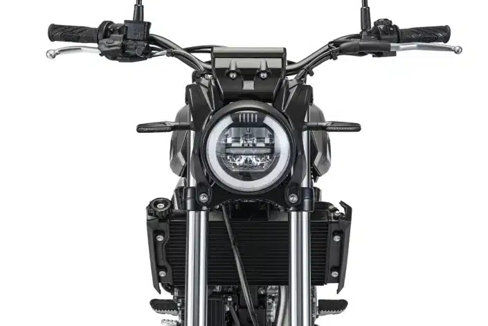 Frontaufnahme der Beta Alp X mit rundem LED-Scheinwerfer und breitem Lenker