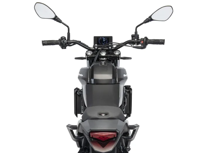 Blick auf die Beta Alp X von hinten mit Lenker, Sitzbank und Cockpit