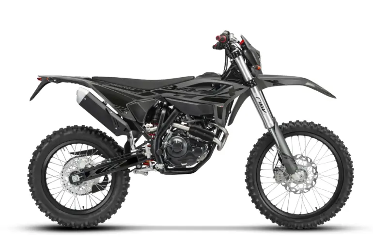 Seitenansicht der Beta RR 4T 125 T X Special Edition, einem modernen Enduro-Motorrad in Grau und Schwarz.