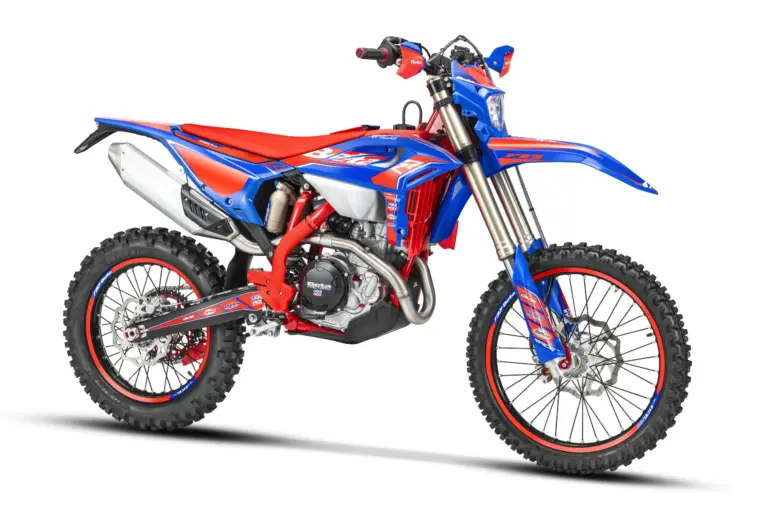 Beta RR 4T Race 350–480 MY 2026 Enduro-Motorrad in sportlicher Racing-Lackierung, Seitenansicht, auf weißem Hintergrund.