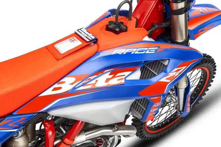 Beta RR 4T Race 2026: rote Sitzbank, blauer Rahmen und Racing-Grafik im Detail